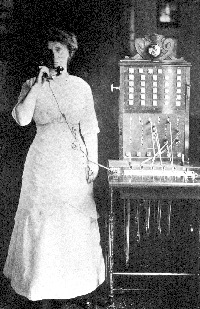 moeder Claire als telefoniste.jpg (968459 bytes)